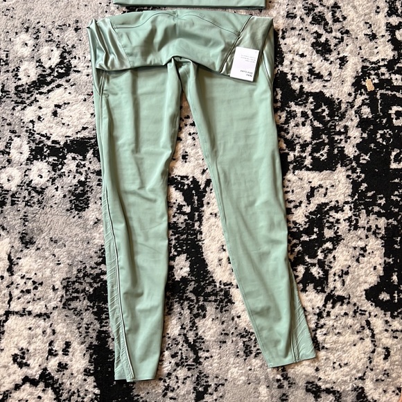 Nike Luxe Set - Picture 2 of 3